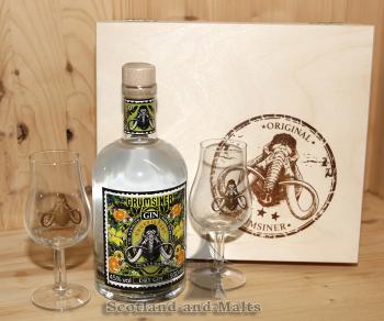 Grumsiner Gin mit 45,0% in der Holzkiste mit 2 Gläser aus der Grumsiner Brennerei in der Uckermark